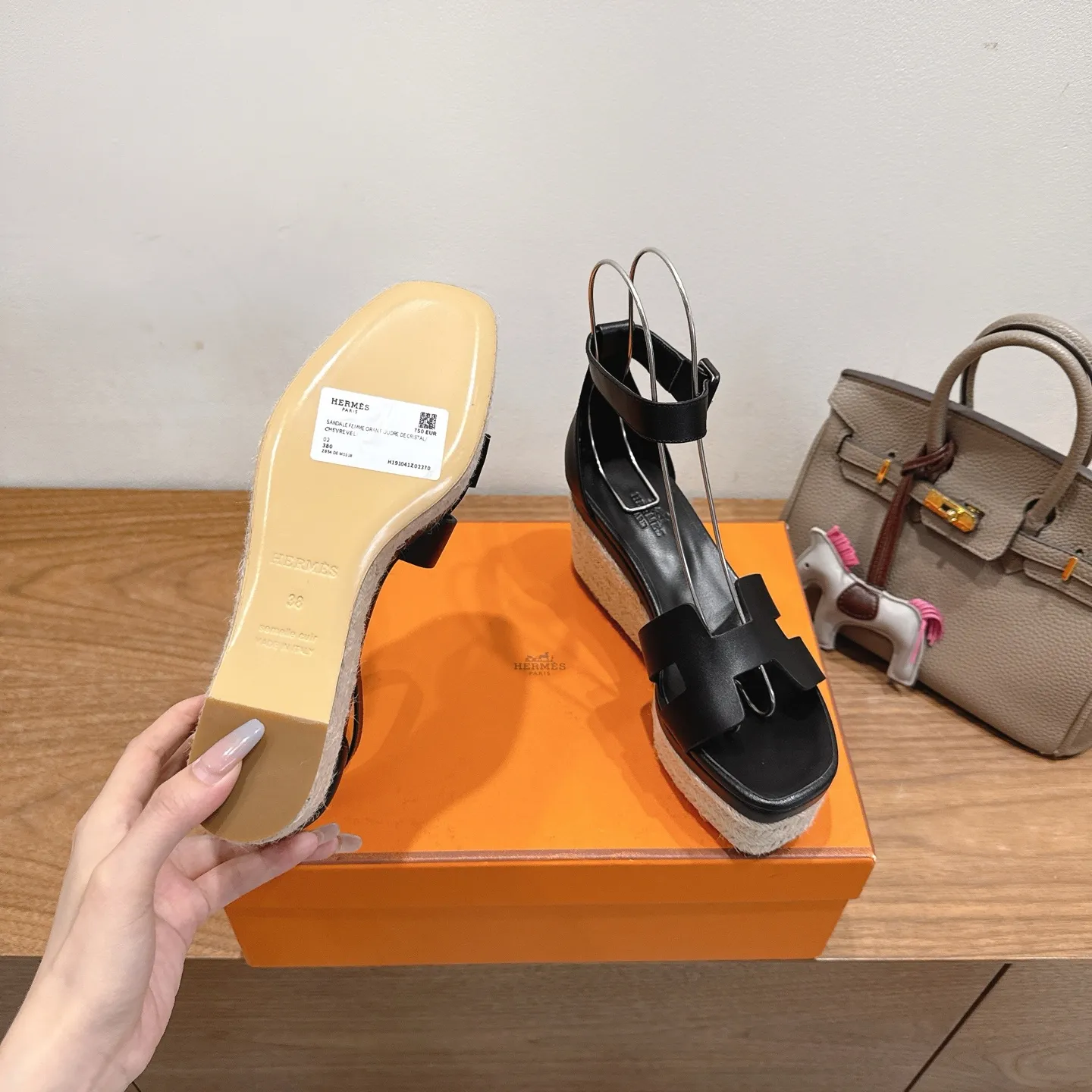 👟👟Ex-factory price 720👟👟 Hermes... a Eclair 2025 new color + popular series, the version is super positive, with a certain thickness, which makes the legs longer! Breathable, comfortable calfskin, spring and summer color matching, this item is both beautiful and comfortable! Channel supply code size: 35-39 can be ordered as 40.41 with airplane box ➕20